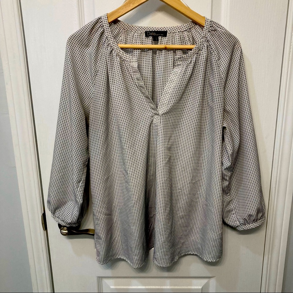 3/$30 Dalia White patterned blouse Size M